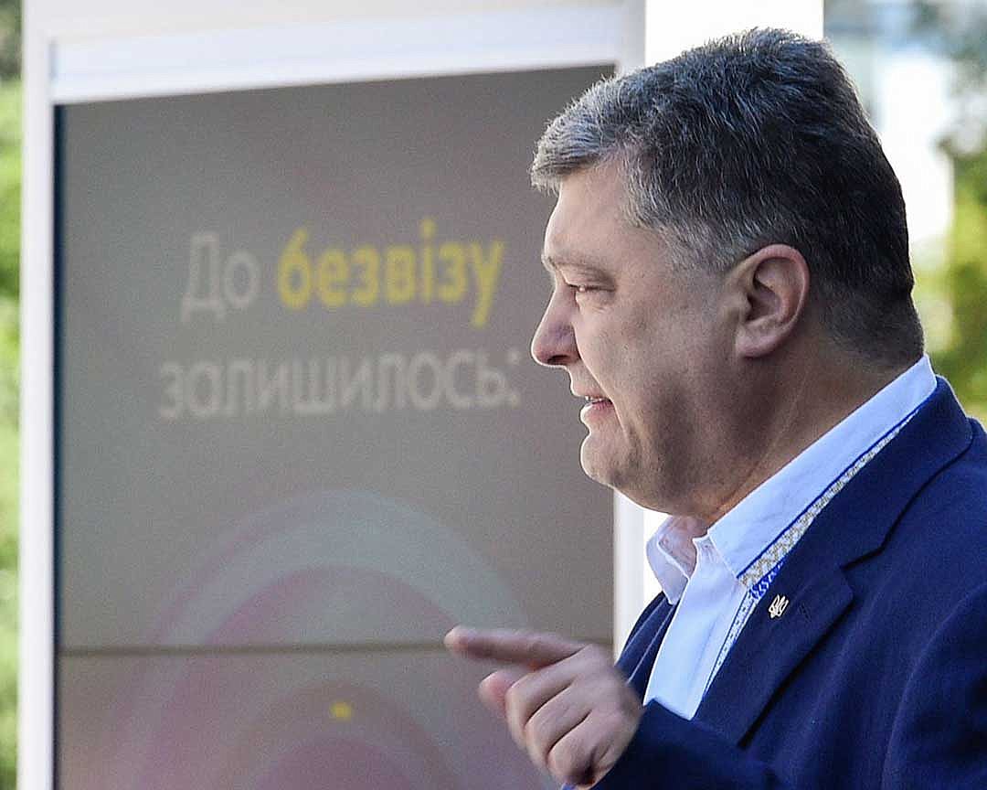 Президент страны Петр Порошенко сравнил введение безвизового режима с Евросоюзом с падением берлинской стены. undefined