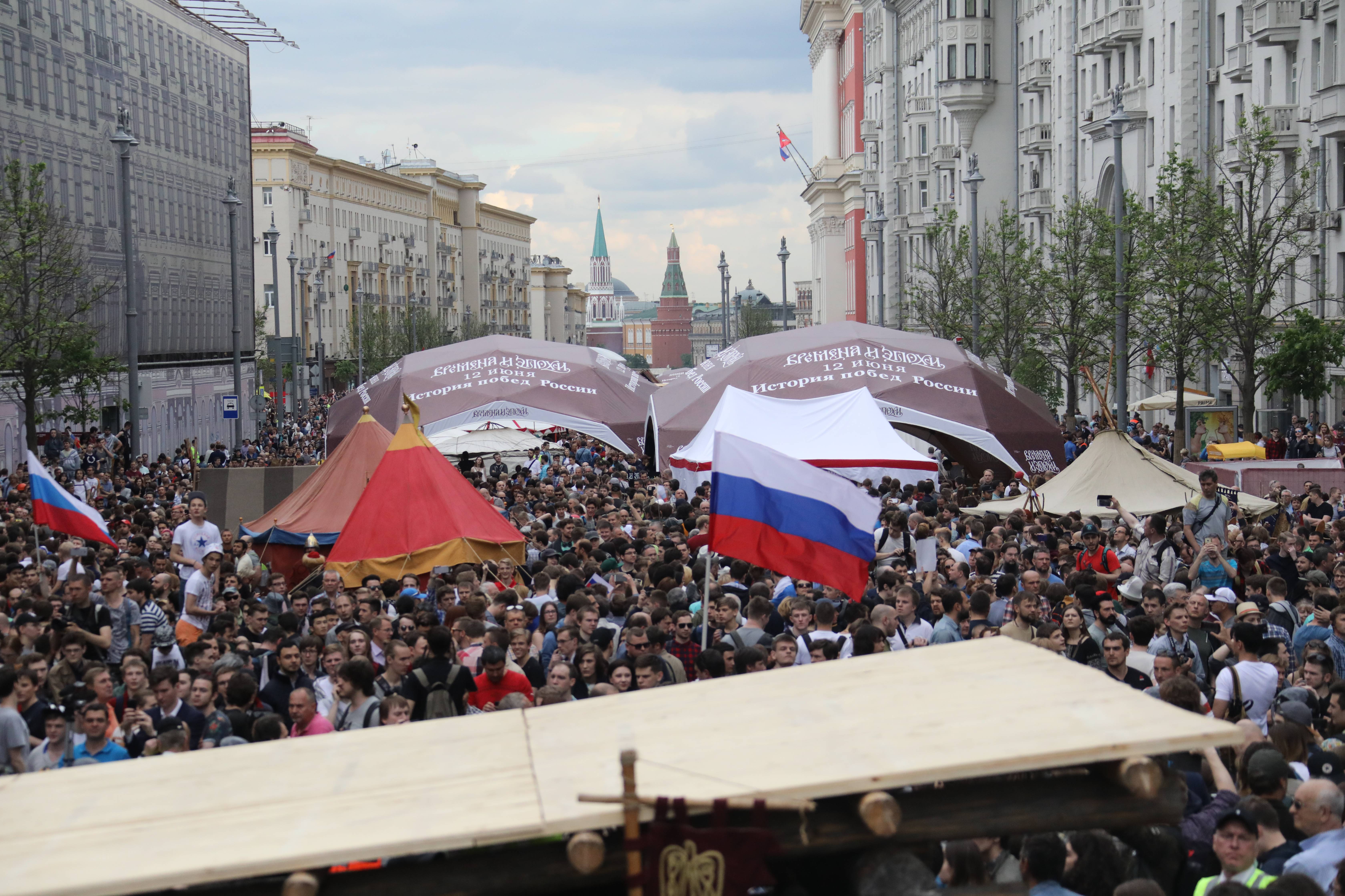 На Тверской сложно было отличить протестующих от просто отдыхающих.