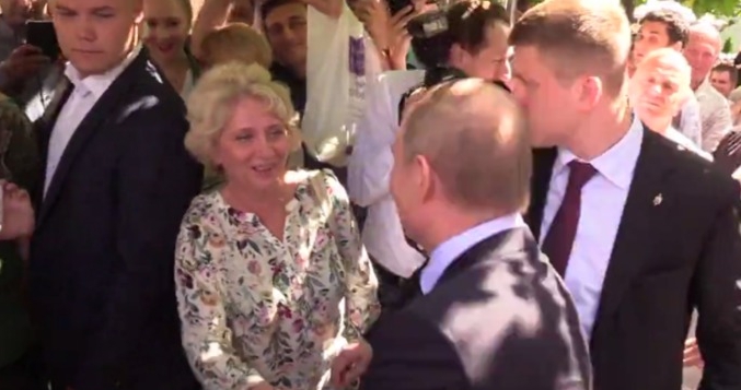 Президент пообщался с туристами на улице после посещения правозащитницы