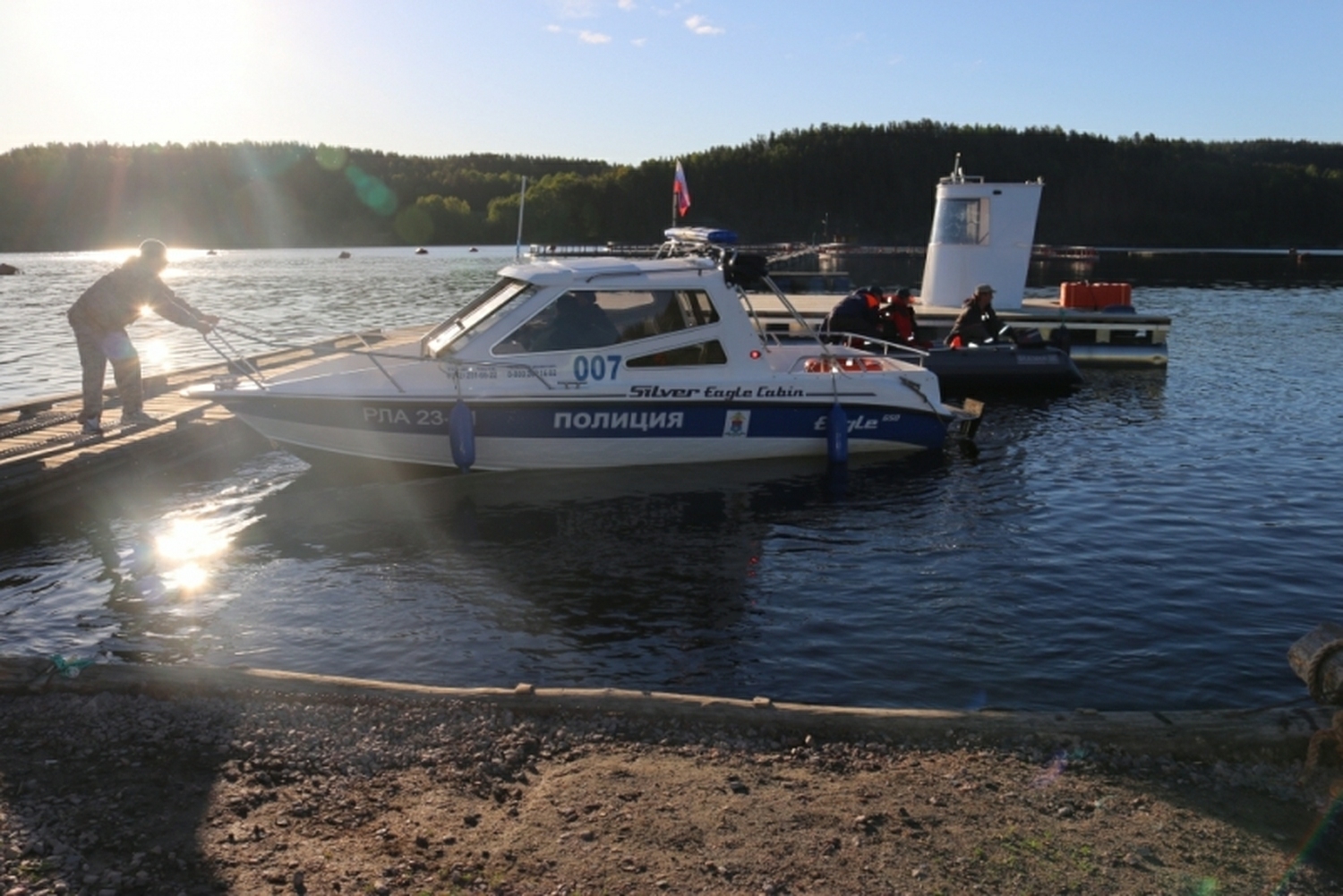 На пляже было несколько мужчин, однако в воду бросился только 14-летний мальчик undefined