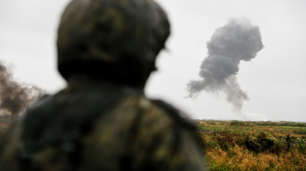 Российский военный вертолет открыл огонь по живой силе и автомобильной технике undefined