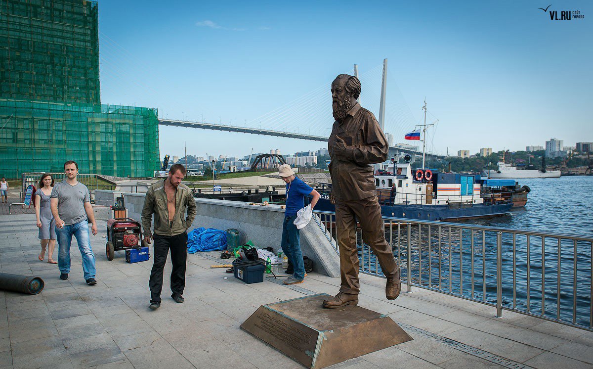 Памятник Александру Солженицыну во Владивостоке