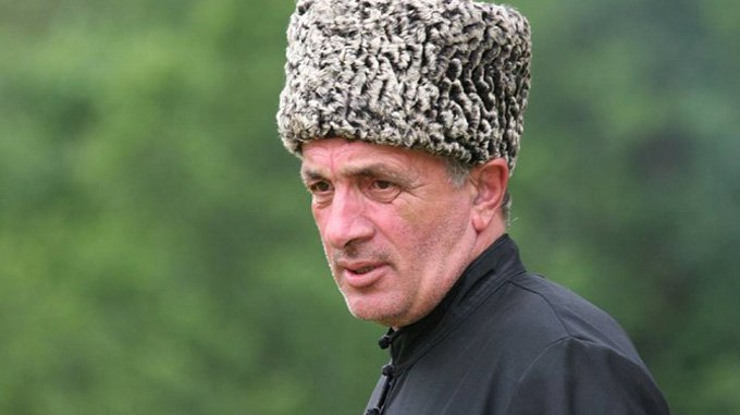 После трехнедельной голодовки 67-летний Руслан Гвашев не может двигаться и говорить, но от помощи врачей отказывается