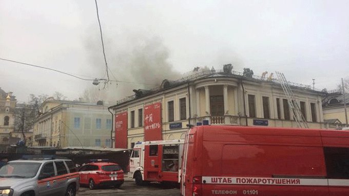 Спасатели эвакуируют людей