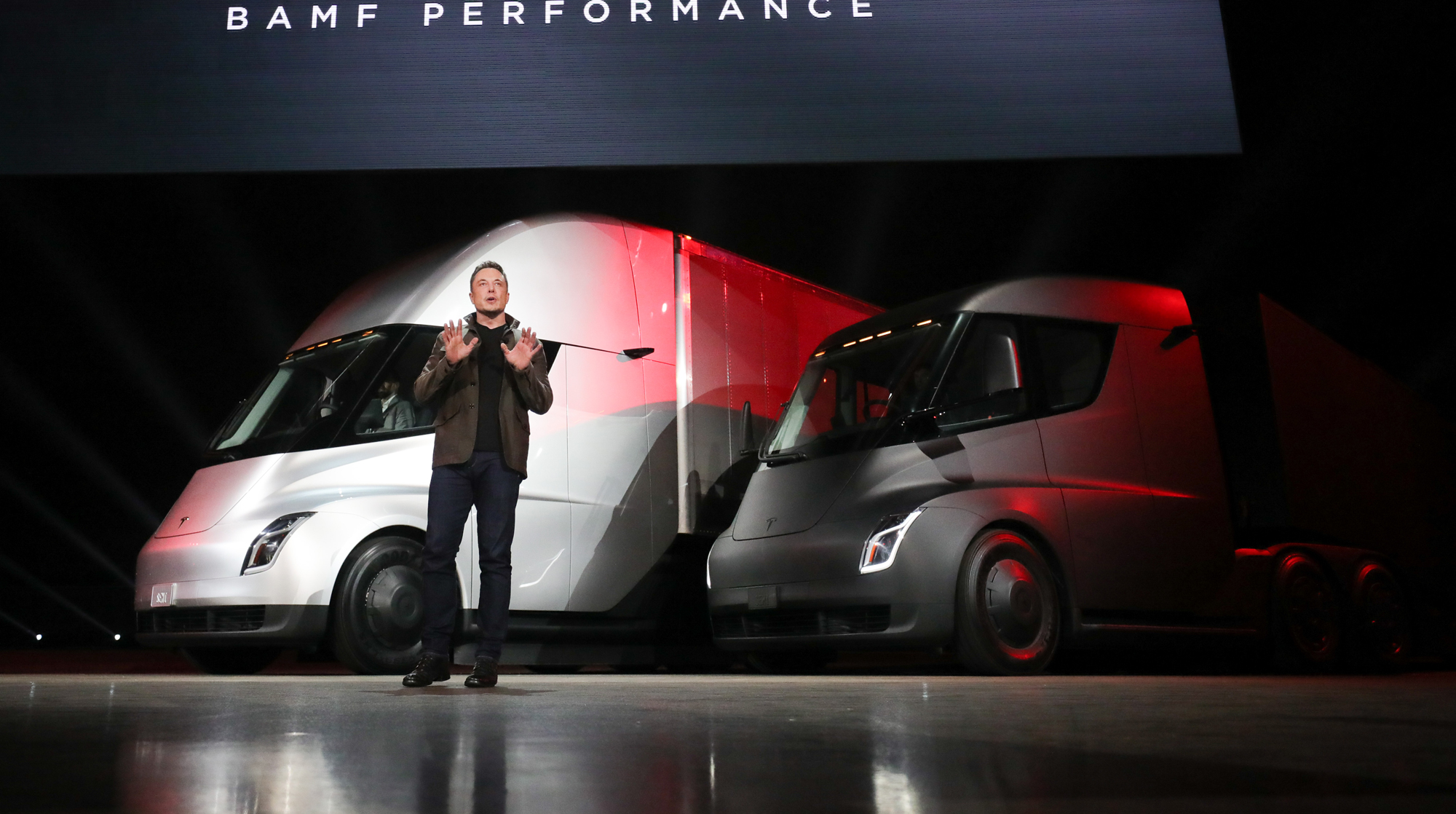 Супергрузовик Tesla Semi, по заявлениям Маска, «похоронит» мировую нефтянку, а новый электрородстер заткнет за пояс все люксовые гоночные машины Фото: © GLOBAL LOOK press/Alexis Georgeson