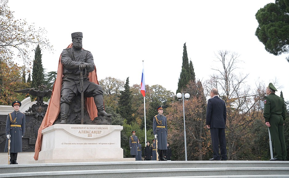 Монумент расположен в парке Ливадийского дворца в Ялте Фото: © kremlin.ru