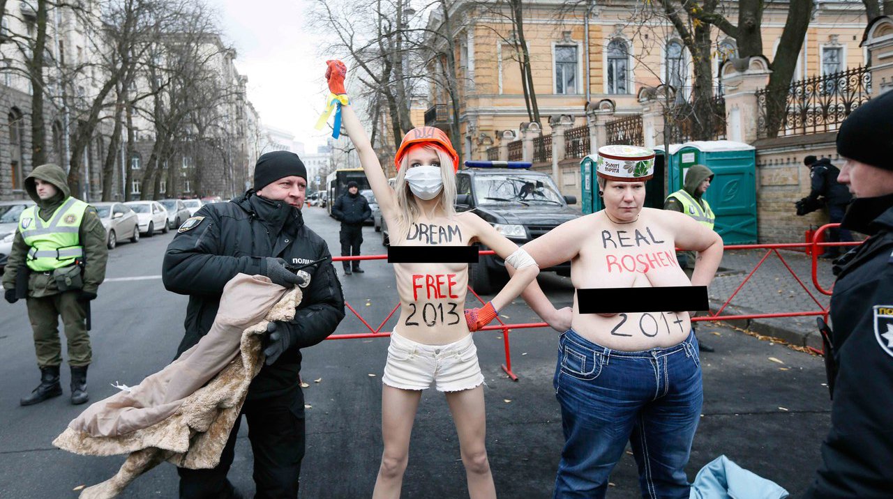 Dailystorm - Народ в дерьме – власть в шоколаде: Femen провели акцию против Порошенко