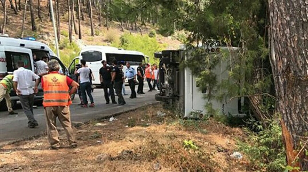 Авария произошла на выезде из тоннеля, причина ДТП — сильный дождь