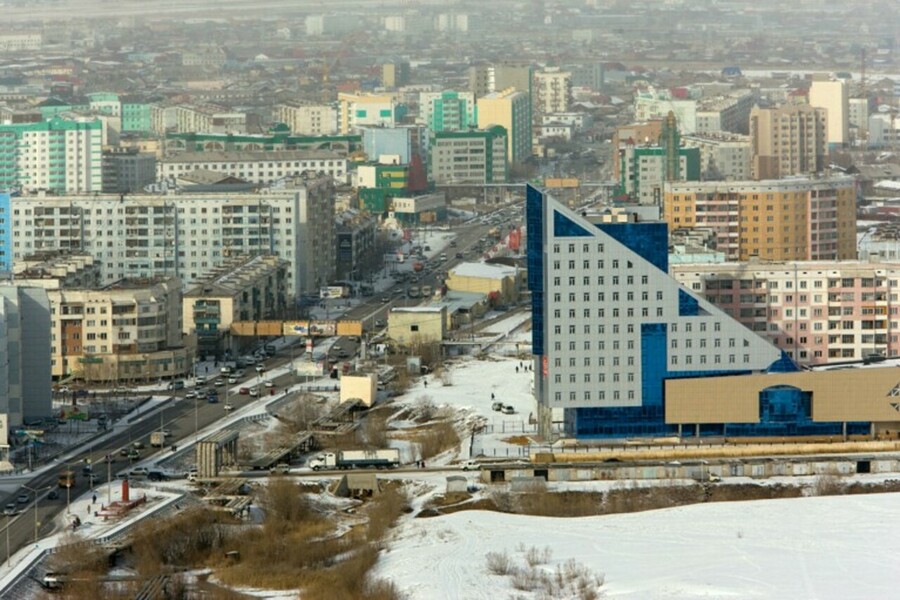 Температура воздуха в городе колеблется вокруг отметки в ноль градусов