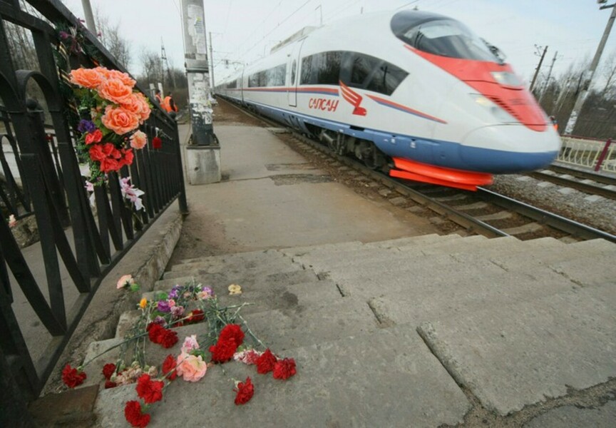 По предварительным данным, мужчина и женщина переходили ж/д пути в неположенном месте