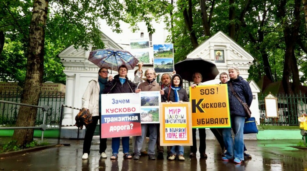 Москвичи готовы брать в окружение трехсотлетнюю Успенскую церковь, чтобы предотвратить строительство одного из главных дорожных проектов мэра Москвы Сергея Собянина. Запуганные кандидаты в депутаты, «фашистское» начало и пассивная РПЦ… А с чем еще в столичную окраину пришла хорда? Читайте в репортаже Daily Storm