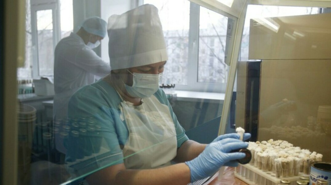 Дети старшего возраста и взрослые подхватывают эту инфекцию редко, рассказали эксперты