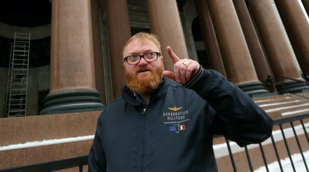 Обращаясь к рэп-исполнителям на шоу пранкеров, депутат сказал: «Welcome To Russian Hell!»