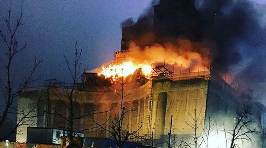 Стройка с огоньком: в Москве ночью горел главный павильон ВДНХ — Daily Storm