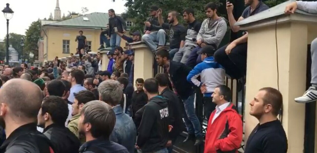 Сотни мужчин выступили с обвинениями правительства Мьянмы в терроризме
