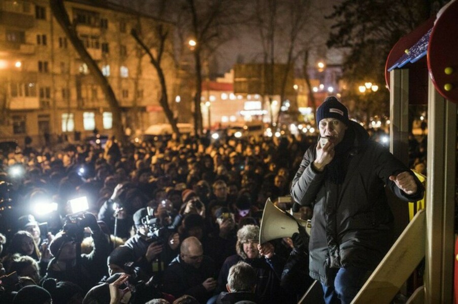Навальный провел митинг на детской площадке Саратова — Daily Storm