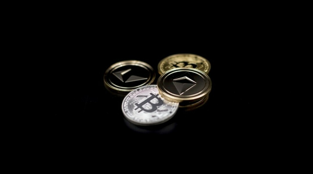 Местному жителю продали две монеты с логотипом биткойна за тысячу рублей
