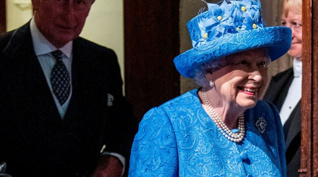 Шляпа королевы Великобритании троллит Brexit — Daily Storm