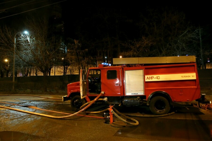 СКР проверит гибель шести человек при пожаре в бытовке в Москве — Daily Storm