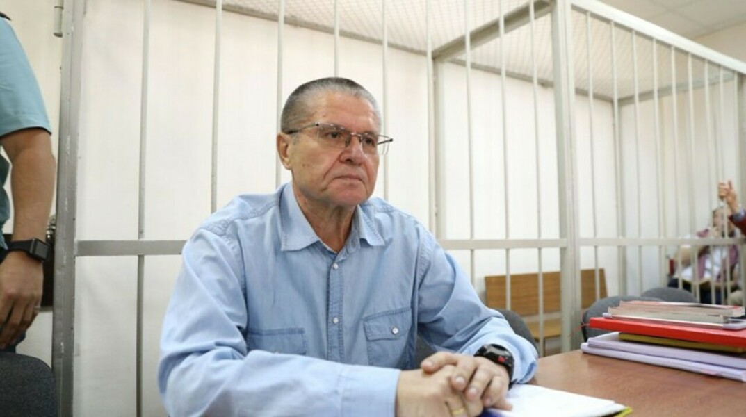 Улюкаев получил от Сечина корзиночку и портфель весом 20 килограмм — Daily Storm