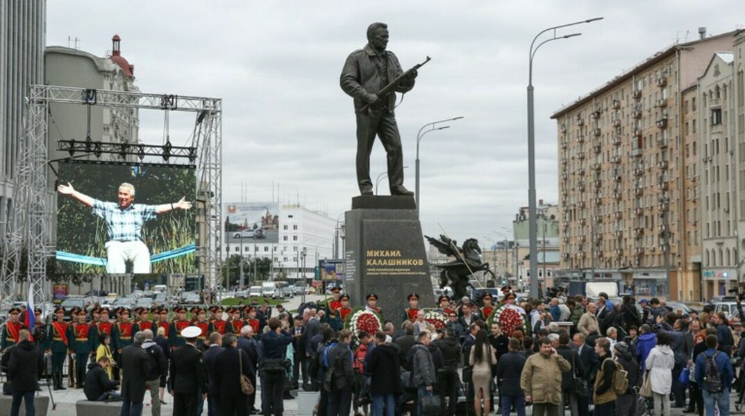 Активизировались «негодяи и черти» — скульптор о хайпе вокруг памятника Калашникову — Daily Storm