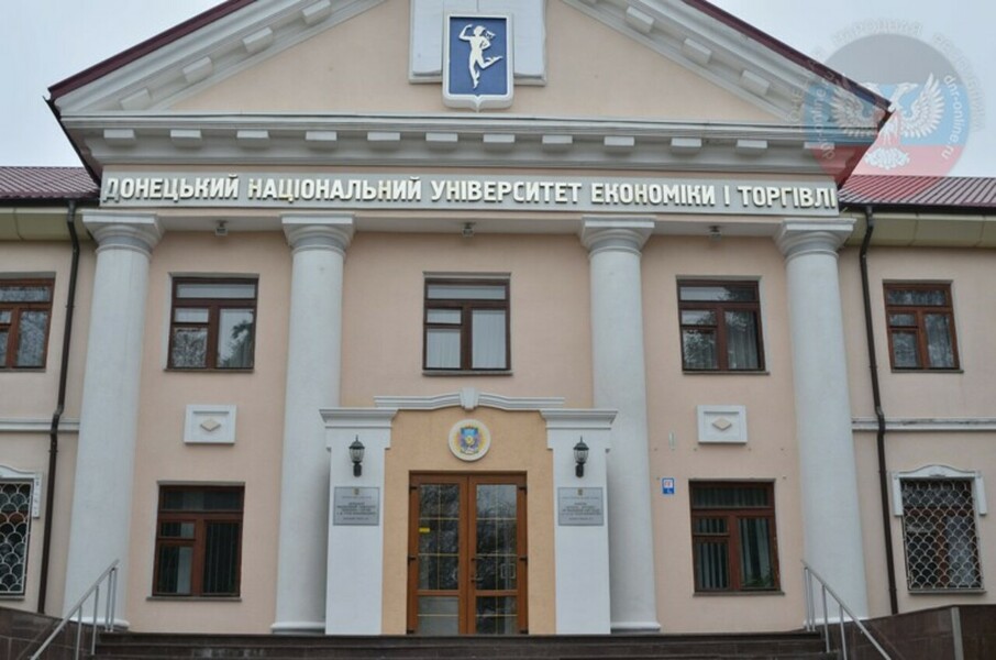 Частично разрушено здание библиотеки и актовый зал