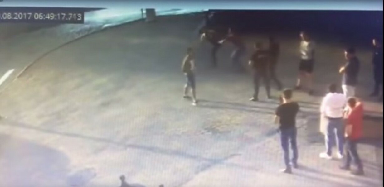 Ранее в Сети появилось видео, на котором запечатлена драка спортсмена с кавказцем возле кафе