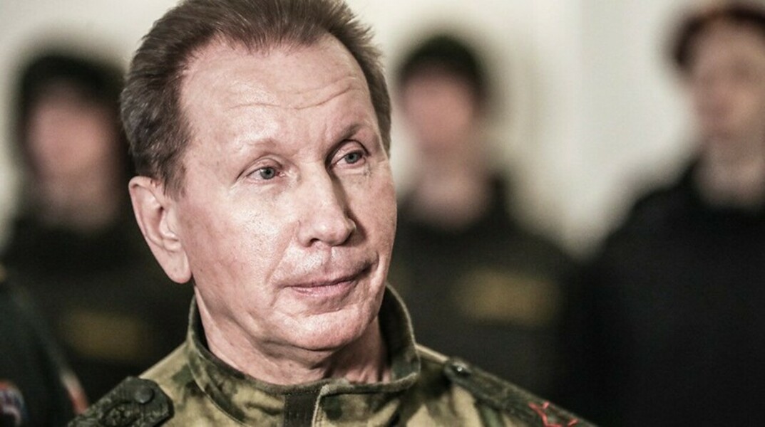 Наручники спереди, перевозка в лифте и двое сопровождающих полицейских вместо десяти – все это противоречит инструкции