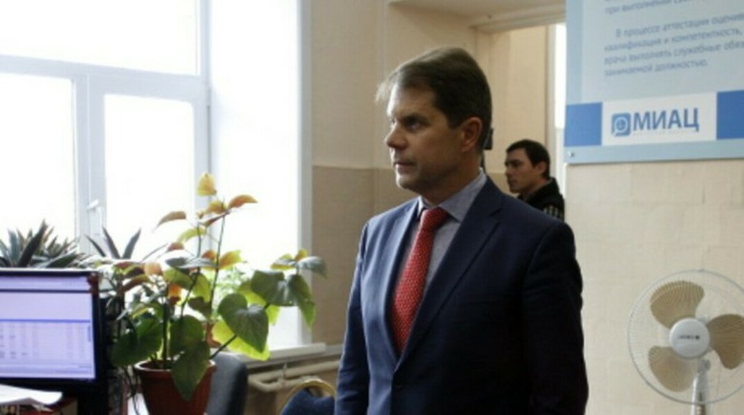 По словам очевидцев, Олег Ярошенко, «усевшись поудобнее, заснул», когда экипаж попросил подойти к больному врачей, находившихся на борту
