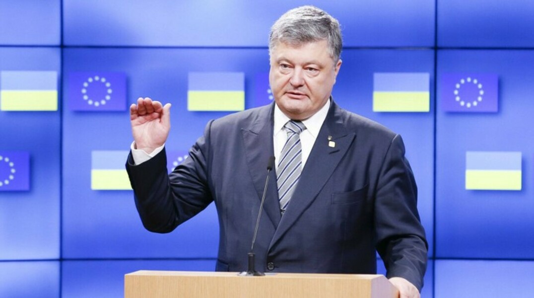Президент Украины пытается поддержать свою репутацию бессмысленными заявлениями, считают эксперты