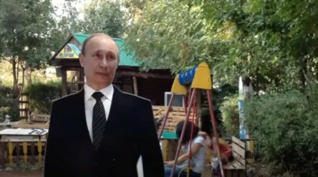Раньше рядом с Владимиром Путиным стоял картонный Барак Обама, но местные жители обвинили его в падении драма и сломали его фигуру