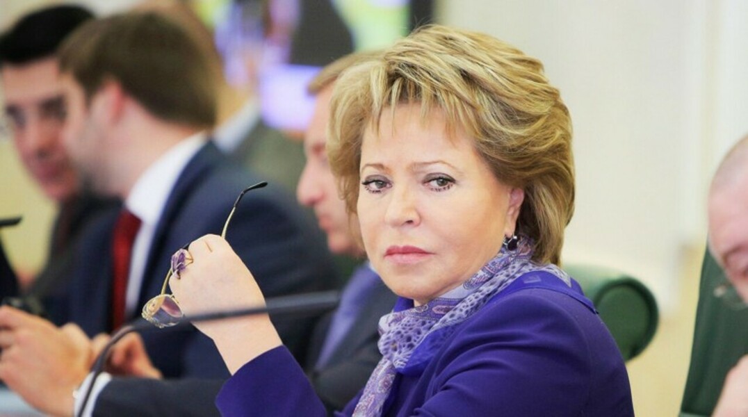 Спикер верхней палаты Валентина Матвиенко обвинила Минтранс в провокации — за то, что ведомство предложило россиянам платить за провоз в самолетах мобильных телефонов, зонтов и ноутбуков