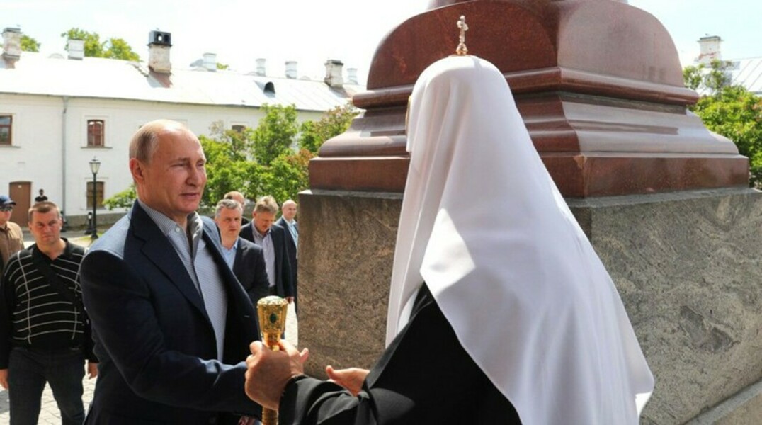 «Понятия не имею», — ответил пресс-секретарь президента на вопрос, кого Путин привез к Спасо-Преображенскому монастырю