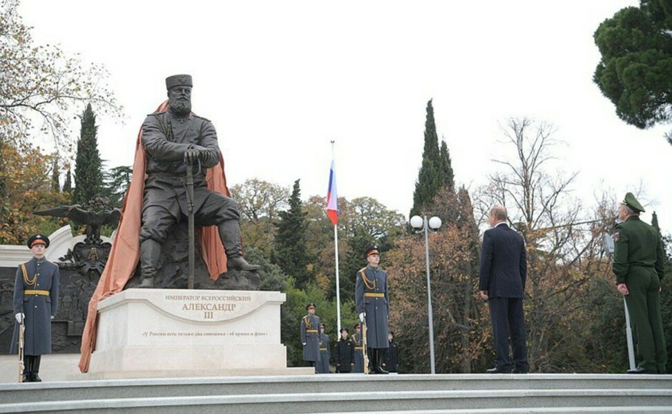Монумент расположен в парке Ливадийского дворца в Ялте Фото: © kremlin.ru
