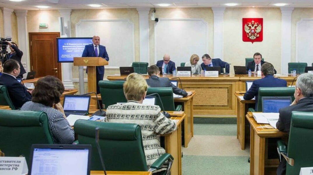 В комиссии по защите государственного суверенитета верхней палаты считают, что парламентарии должны знать, как себя вести и о чем можно говорить, находясь за рубежом