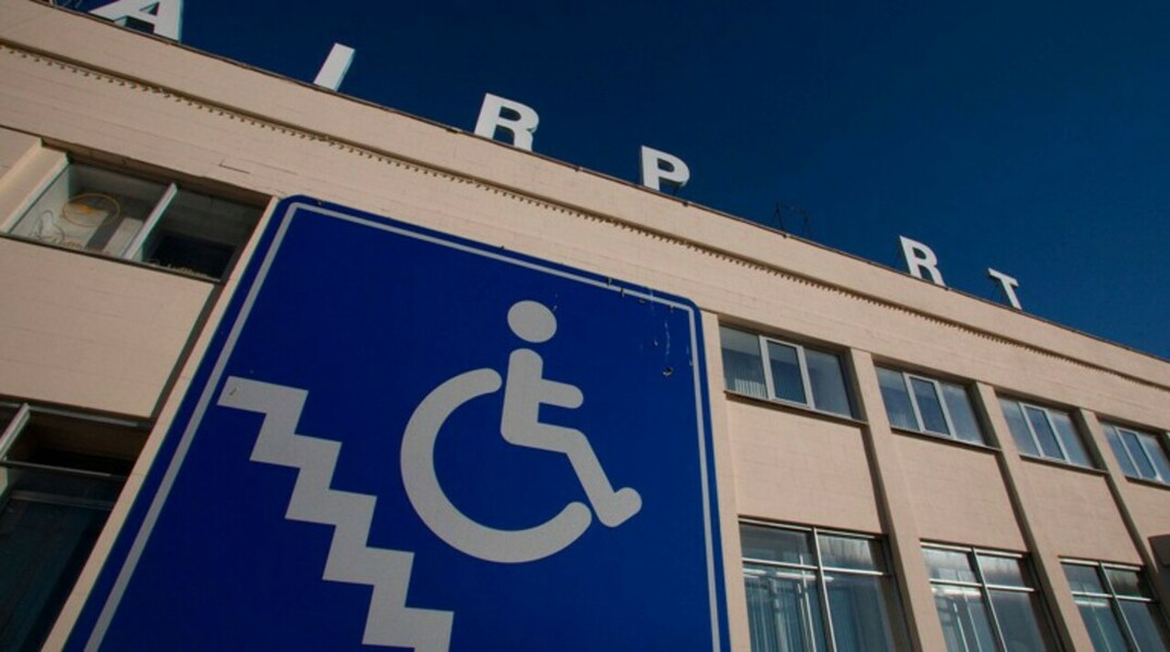 Мужчине с парализованными ногами пришлось преодолеть 17 ступеней трапа