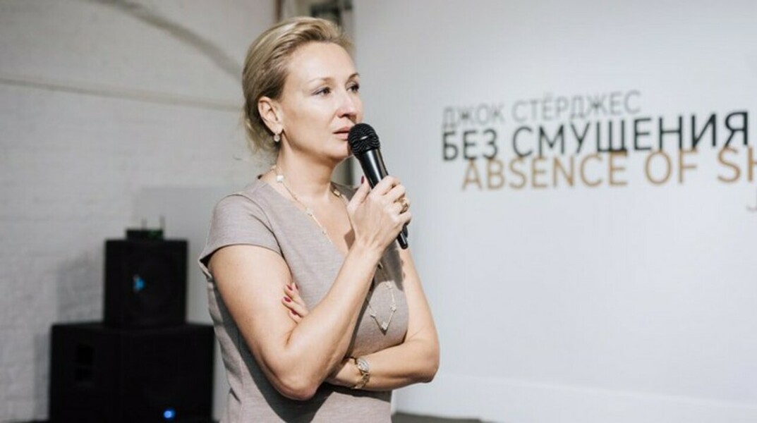 Неизвестная личность облила фотографии жидкостью с сильным неприятным запахом