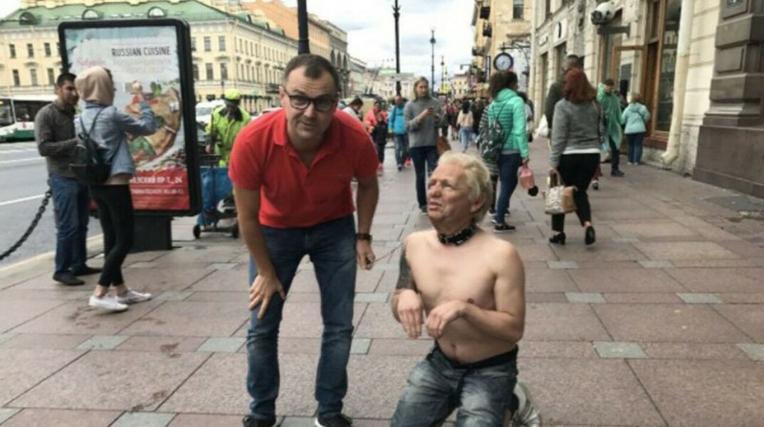 Полуголый «Трамп» ползал на четвереньках, лаял и кидался на прохожих