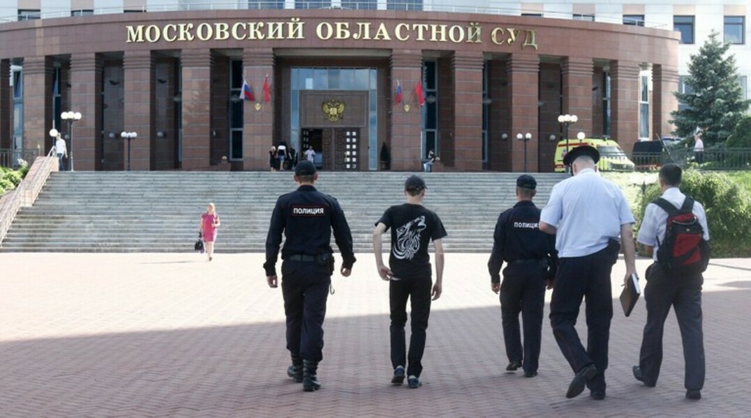 Пятеро подсудимых напали на двоих полицейских и забрали их оружие