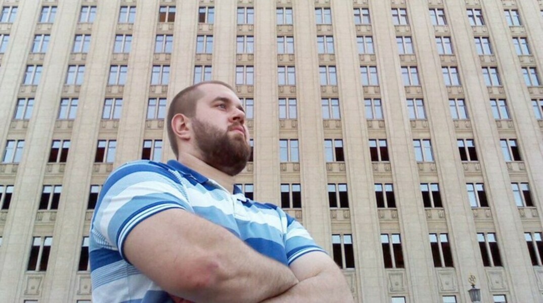 Агрессивный мужчина был в футболке с логотипом организации «Оплот»