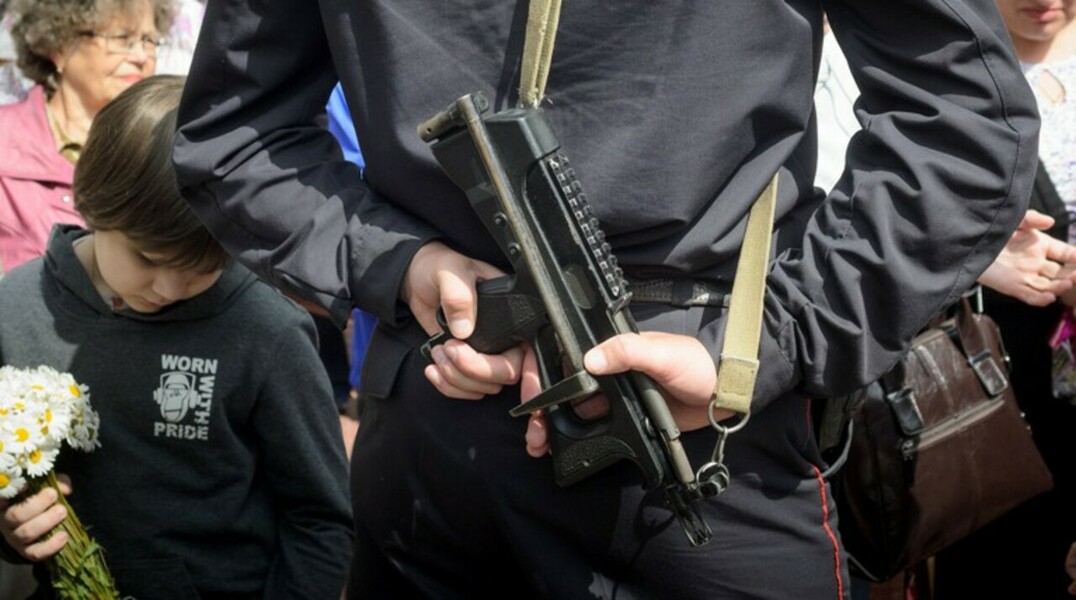 Сотрудники Росгвардии побоялись вмешаться в драку и попали под следствие. Разбираемся в проблеме