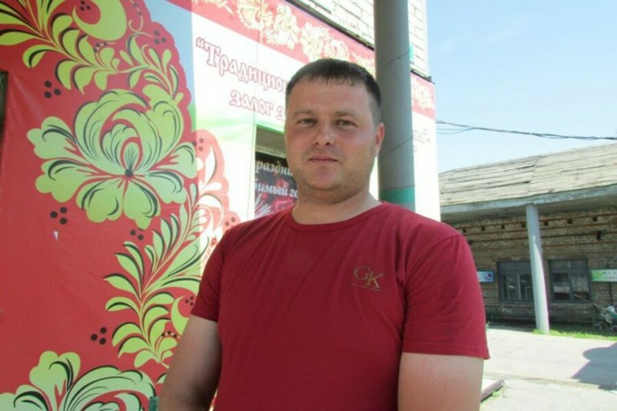 Мужчина поднял со дна и откачал захлебнувшегося подростка