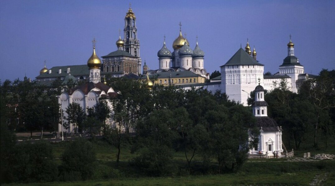 Скульптор-священник подарил выпускникам памятник с голой грудью — Daily Storm
