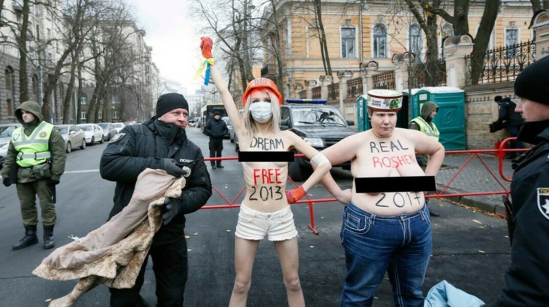 Народ в дерьме – власть в шоколаде: Femen провели акцию против Порошенко — Daily Storm