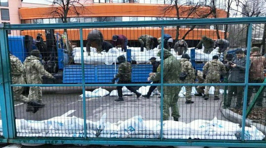 Активисты также потребовали извинений от ведущего, который назвал Евромайдан госпереворотом