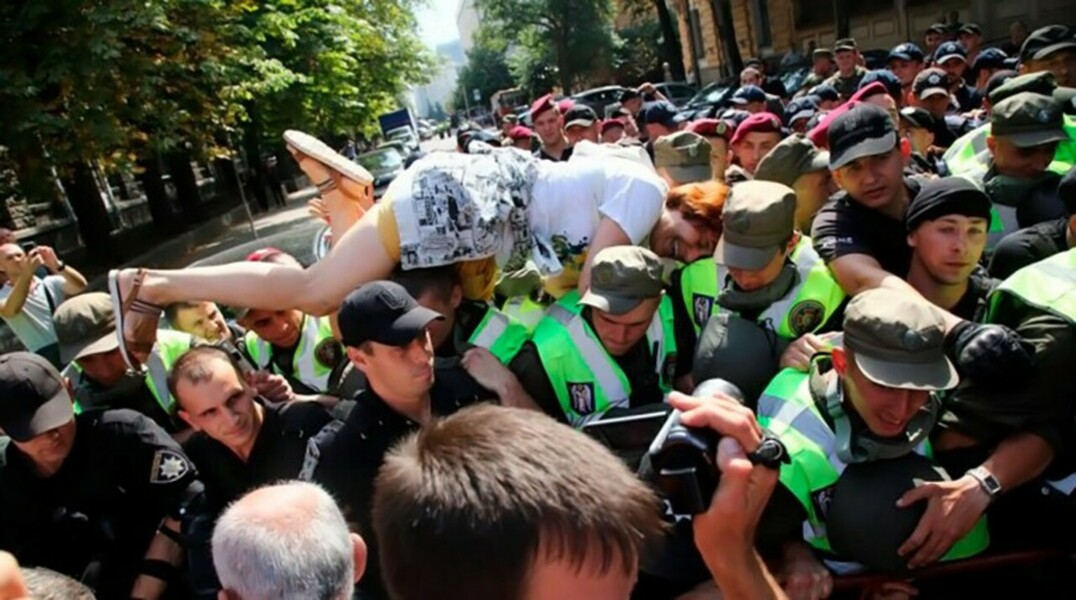 Сотня людей, собравшихся в центре Киева, начала потасовку с полицией