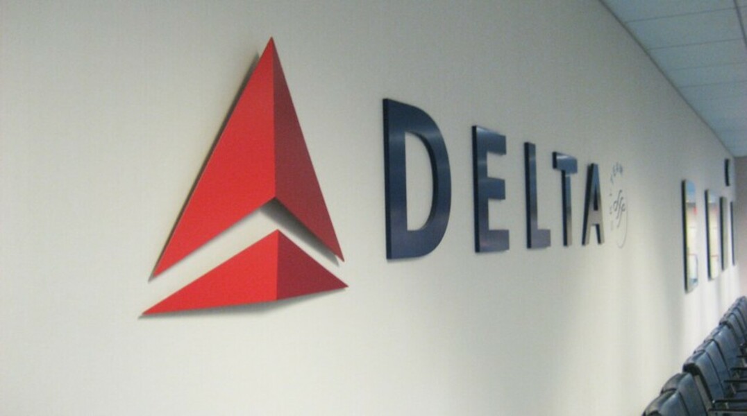 Американская Delta Air Lines обещала разобраться в действиях своих сотрудников