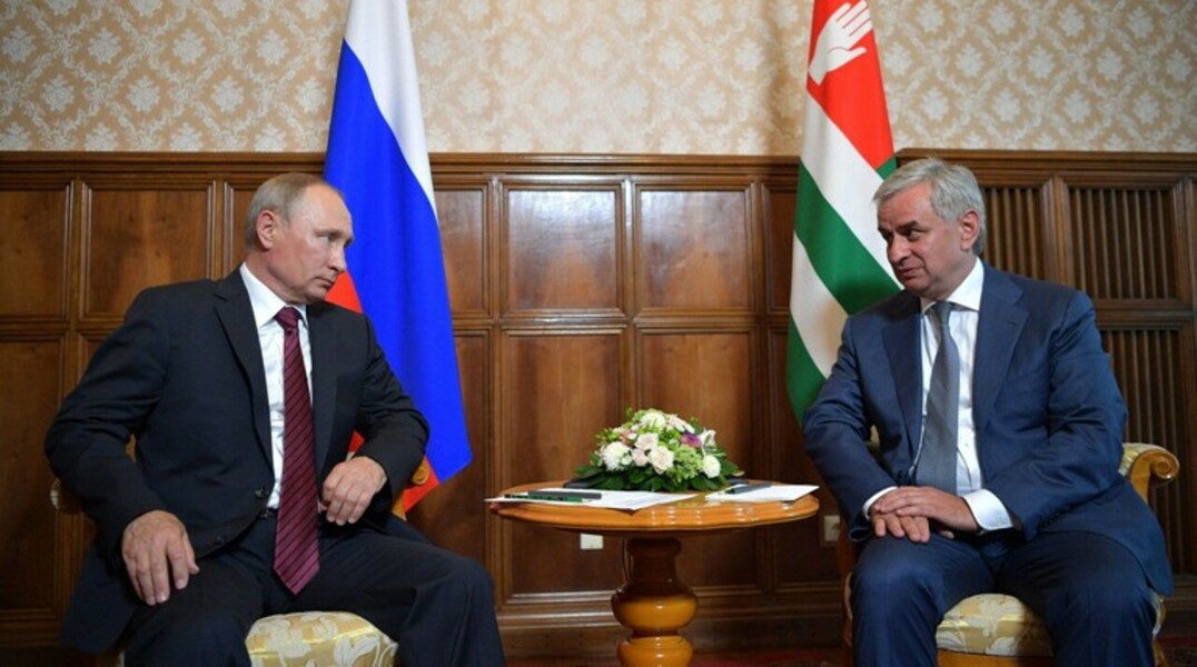 «Мы гарантируем безопасность и самостоятельность Абхазии», – заявил президент России на встрече с Раулем Хаджимбой