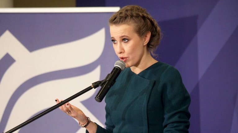 «Мне нужны деньги»: Собчак приходится петь про жопу и вести корпоративы — Daily Storm