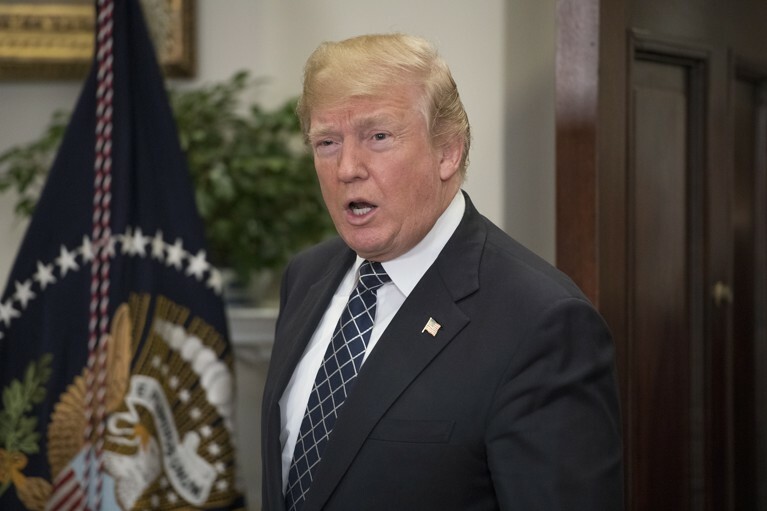 На здании отеля Трампа высветились слова «вонючая дыра» — Daily Storm